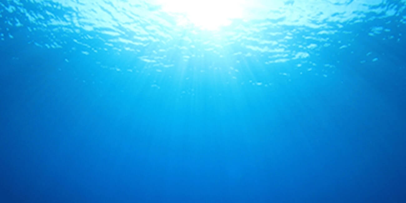 Image of the blue ocean, where our magnesium hydroxide and magnesium oxide come from